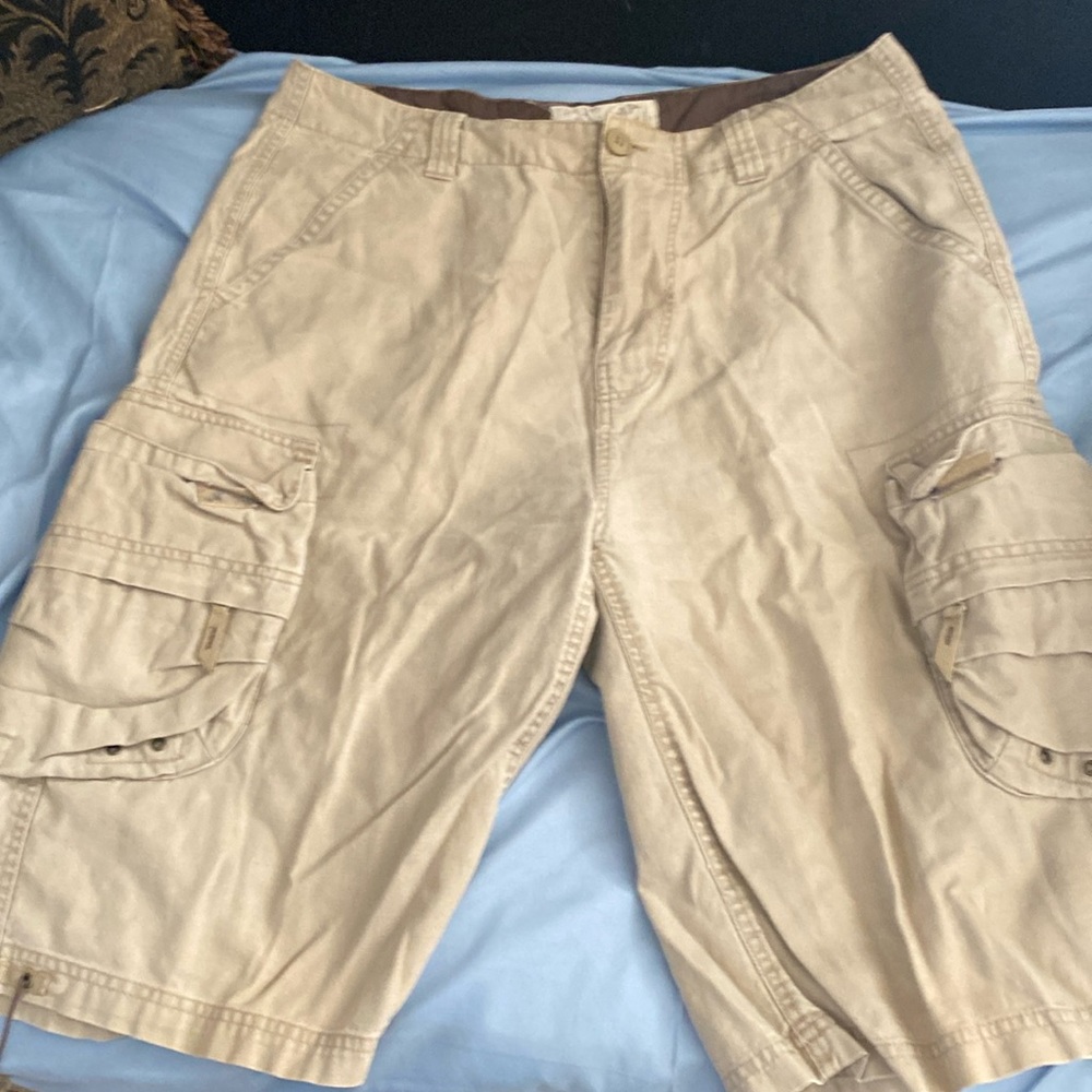 Men khakis cargo shorts made by Arizona with the size 34 in men